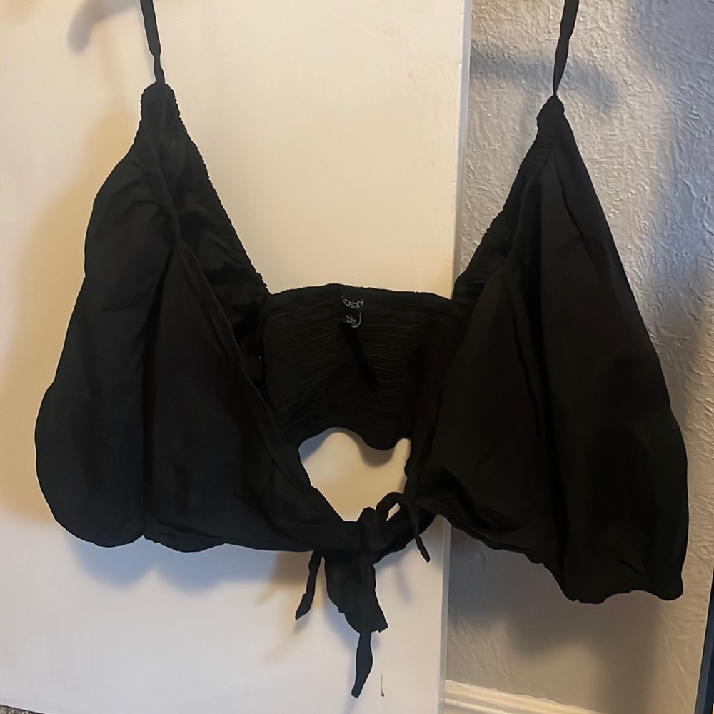 All black tye in front long sleeve crop top